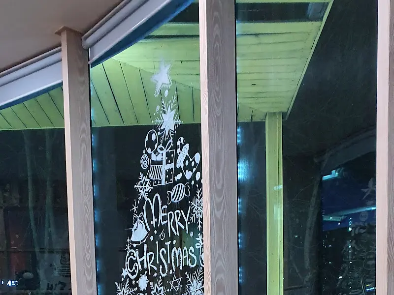 크리스마스 장식으로 꾸며진 창문