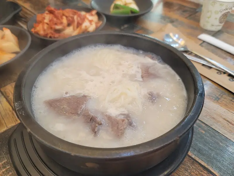 뽀얀 국물이 인상적인 설렁탕