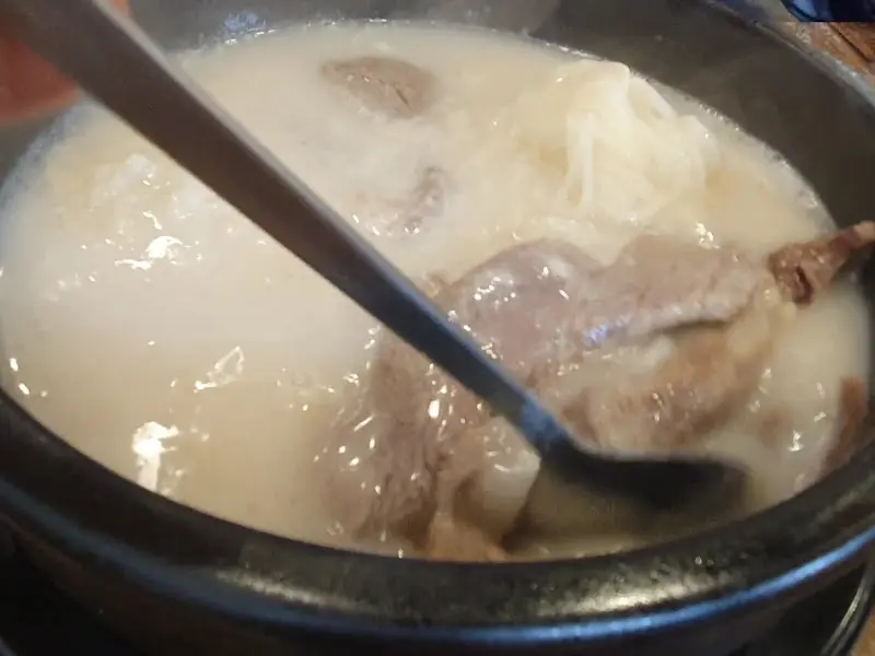 고기와 소면이 푸짐한 설렁탕