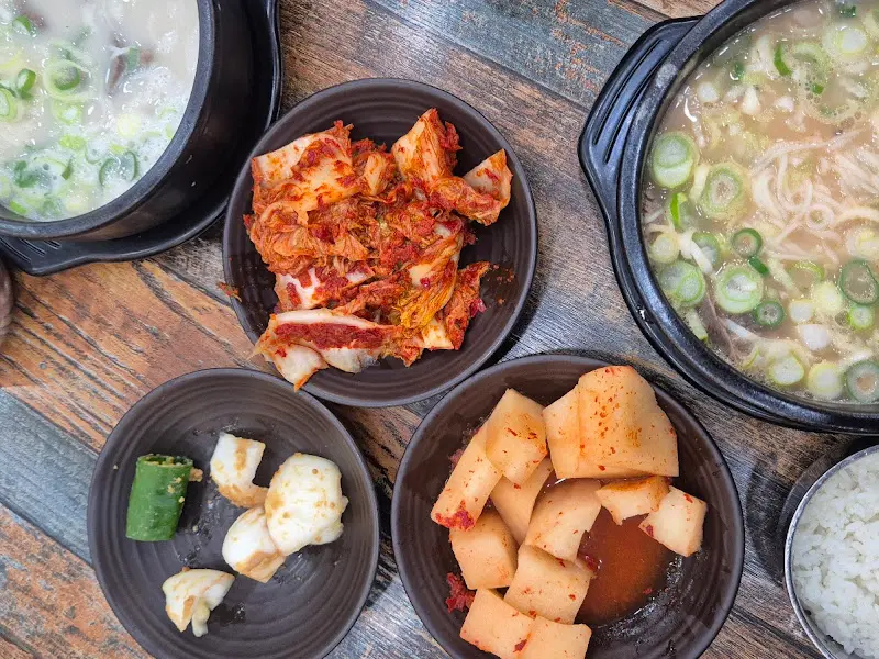 설렁탕과 곁들임 메뉴