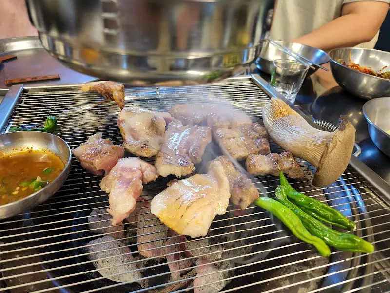 불판 위에서 익어가는 돼지고기