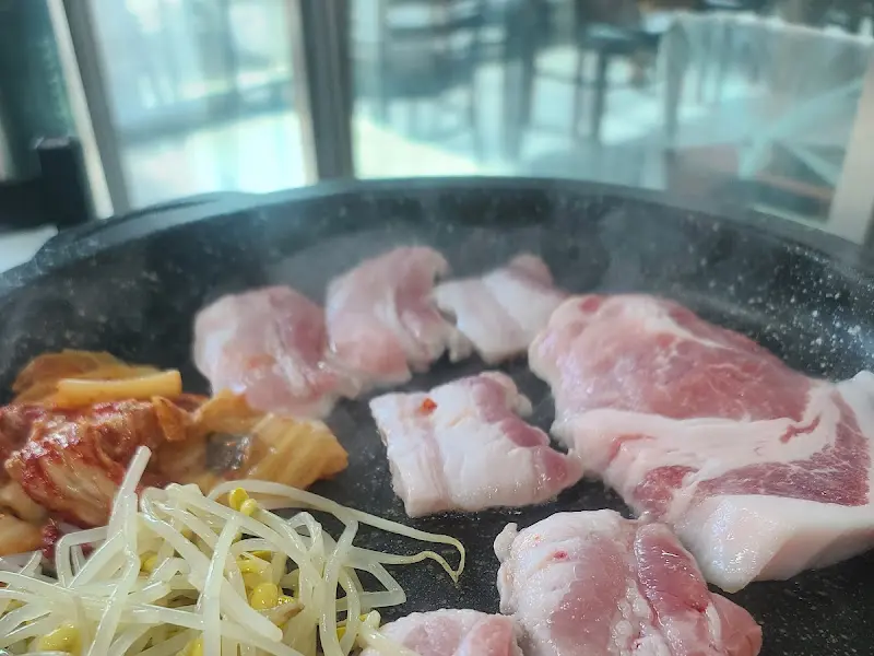 돌판 위에서 익어가는 삼겹살