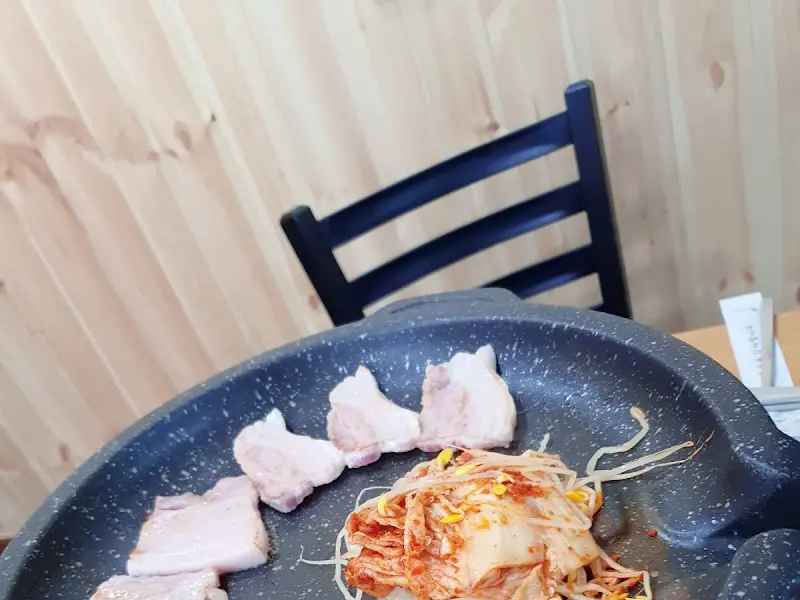 돌판에 구워지는 삼겹살