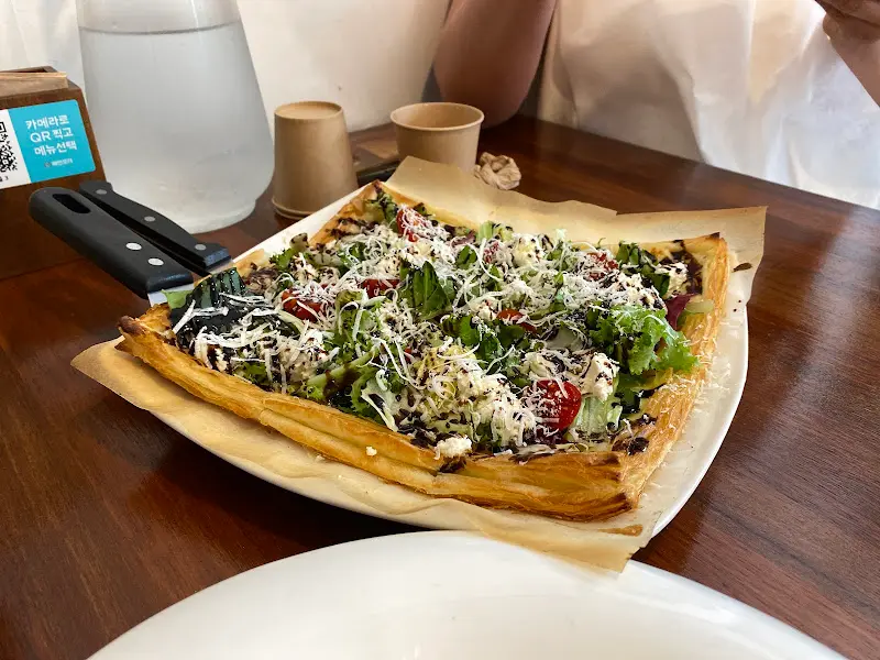 신선한 샐러드 피자