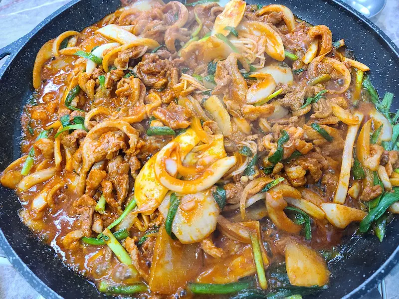 매콤한 향을 풍기는 오리 불고기