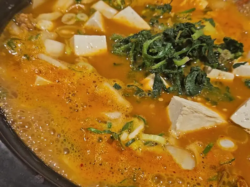 뚝배기에 담겨 보글보글 끓고 있는 된장술밥