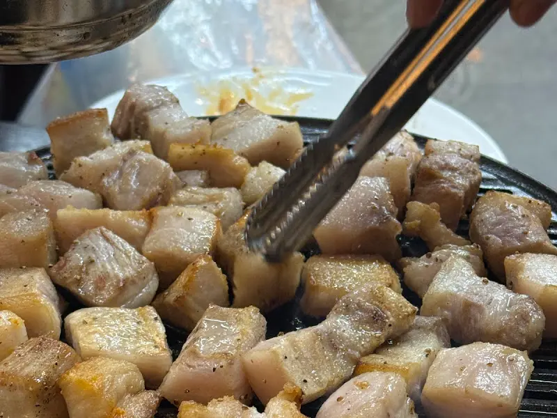 집게로 고기를 들어올리는 모습