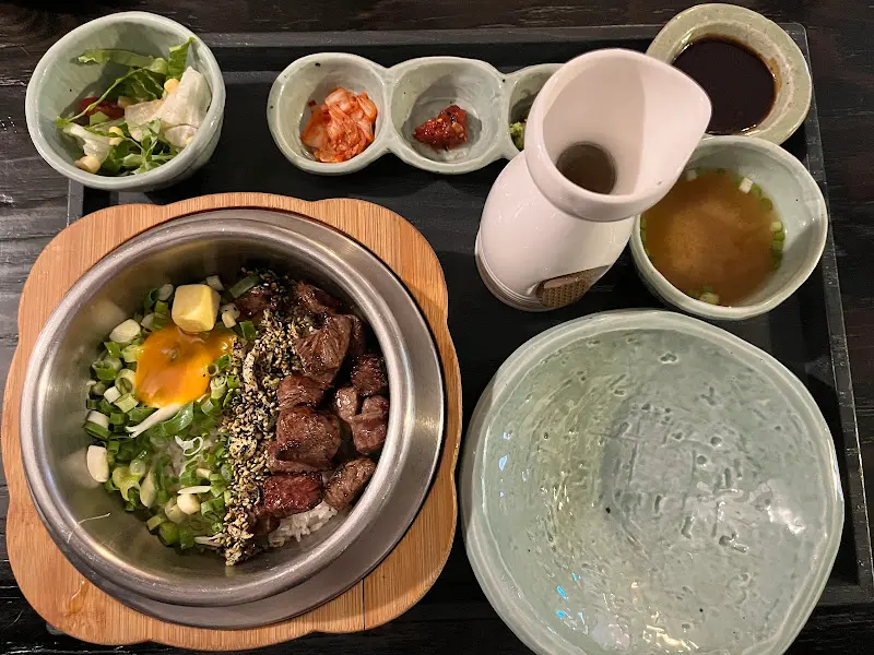 정갈하게 차려진 스테이크 솥밥 한상차림