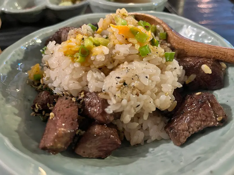 스테이크와 밥, 쪽파, 노른자의 완벽한 조화