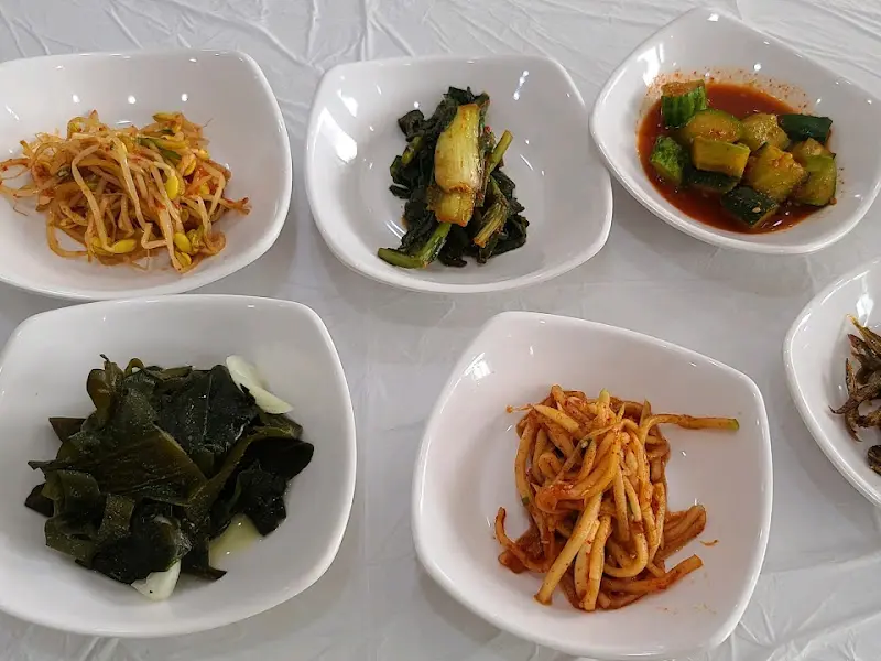 정갈하게 차려진 6가지 밑반찬