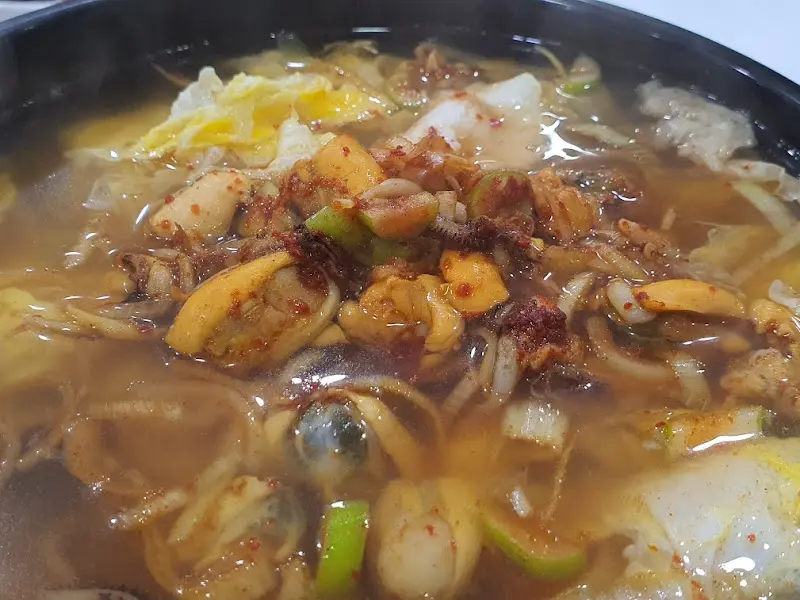 굴이 가득한 해물탕 클로즈업