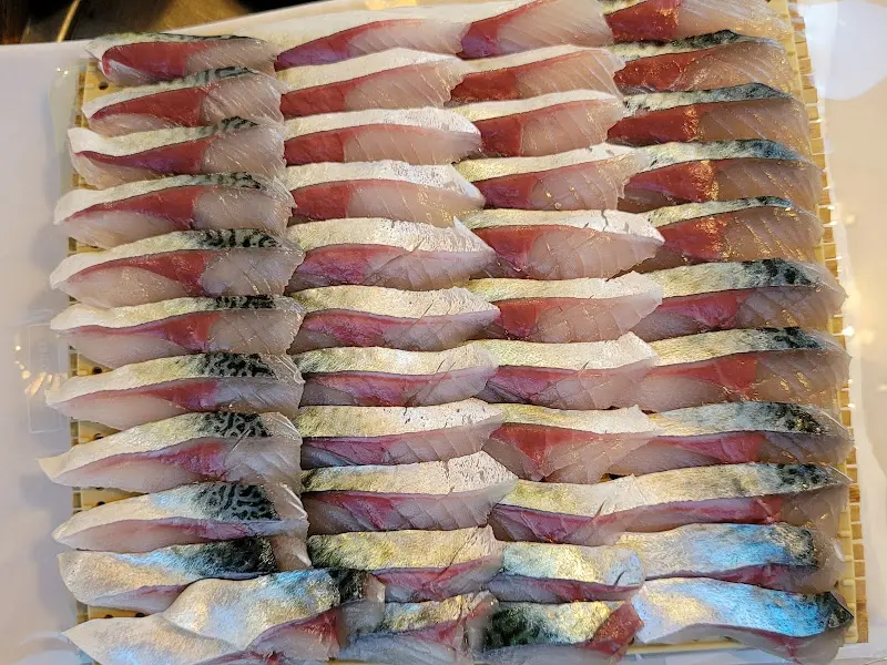 정갈하게 담겨 나온 고등어회