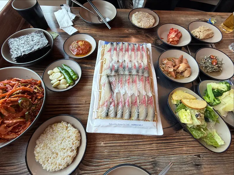 고등어회와 다양한 곁들임 메뉴