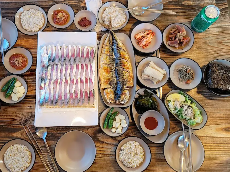 고등어회, 고등어구이, 곁들임 메뉴 전체 상차림