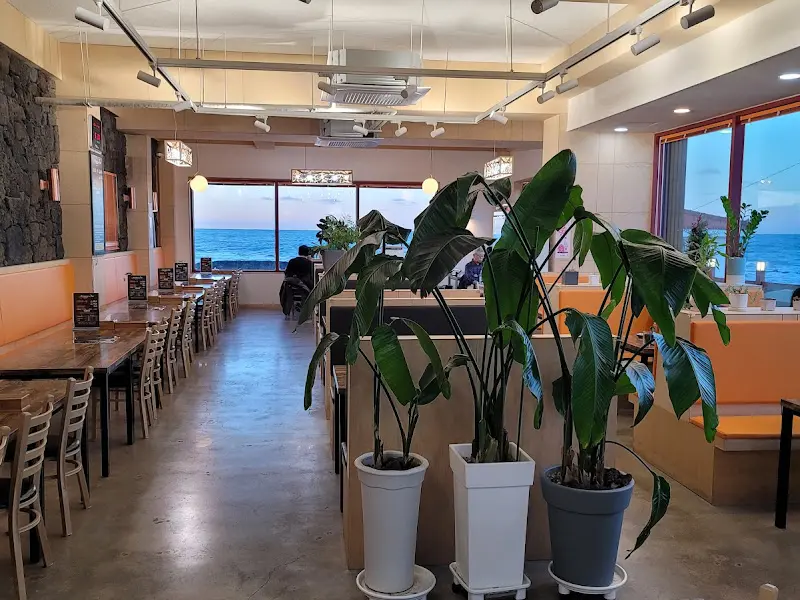 미영이네 내부, 바다를 향한 창가 좌석