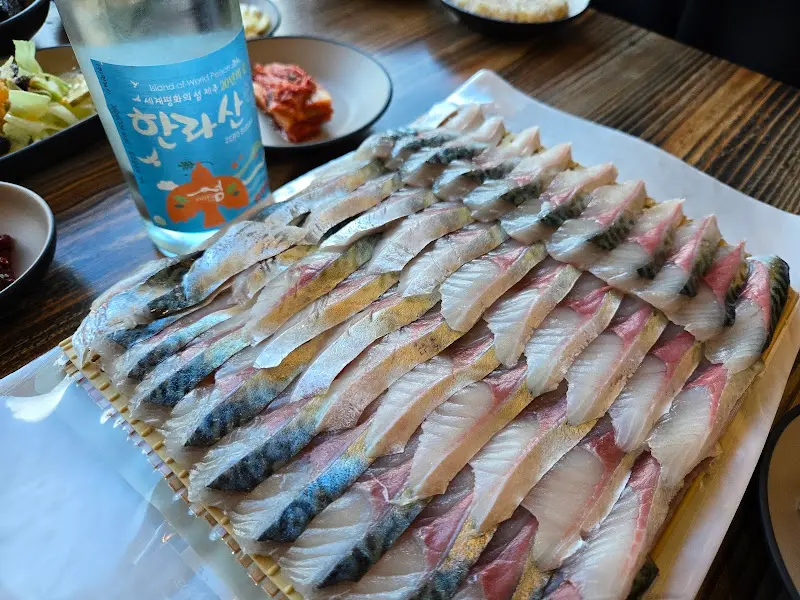 싱싱한 고등어회 근접 사진