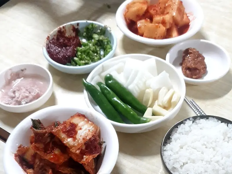 다양한 종류의 김치와 곁들임 찬