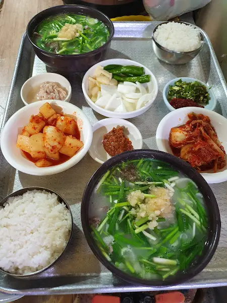 한 상 가득 차려진 국밥 정식