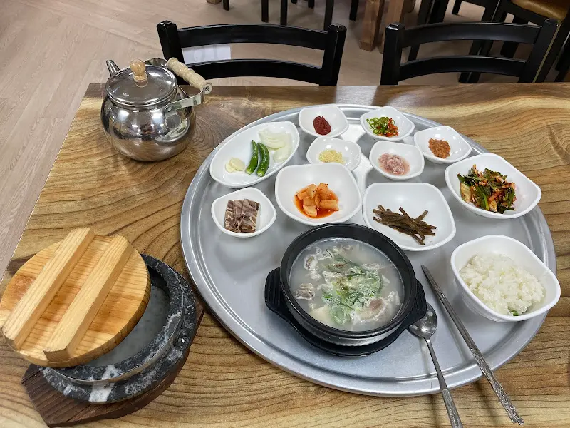 쟁반에 가득 담겨 나오는 국밥 한상차림