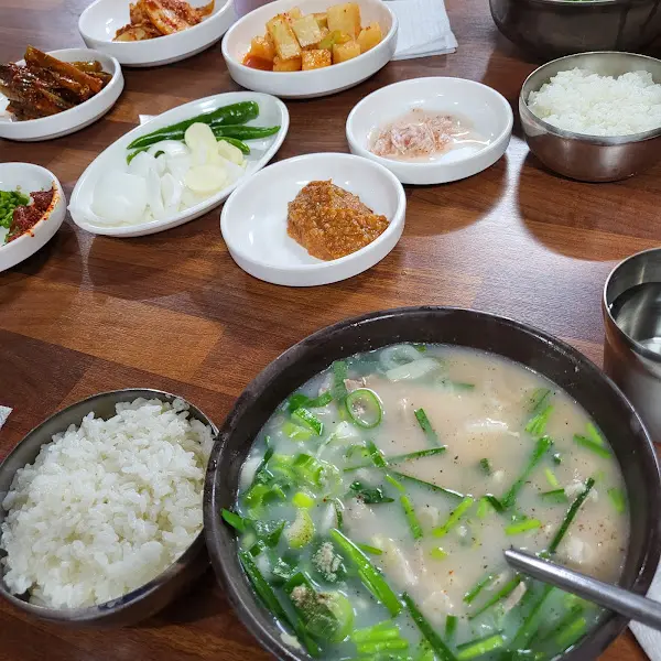 테이블 위에 놓인 다양한 반찬들과 국밥