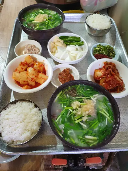 깔끔하게 차려진 국밥 한 상