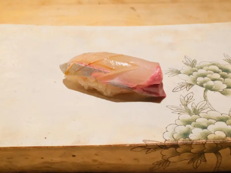 투명하게 빛나는 흰 살 생선 스시