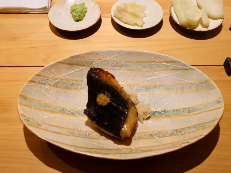 겉면을 살짝 태운 듯한 고등어 스시