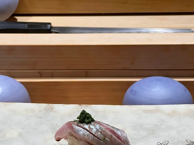 섬세한 칼집이 인상적인 스시