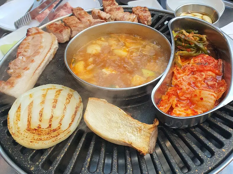 불판 위 소갈비살과 된장찌개