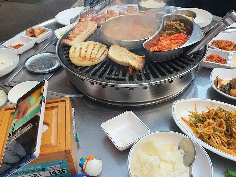 불판 위 삼겹살