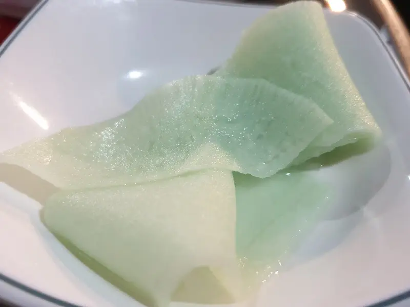 얇게 슬라이스 된 무