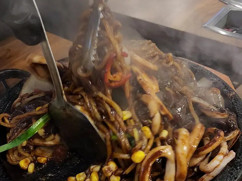 돌짜장 면발 들어올리기