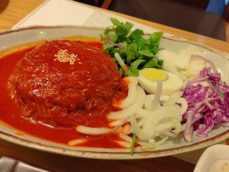 매콤달콤한 양념이 인상적인 물냉면