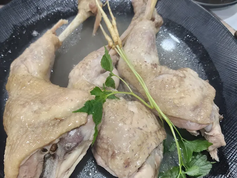 윤기가 좔좔 흐르는 촉촉한 백숙 다리