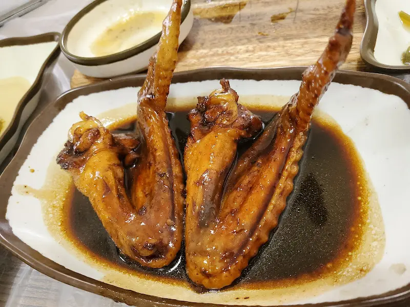 윤기가 흐르는 닭 날개 볶음