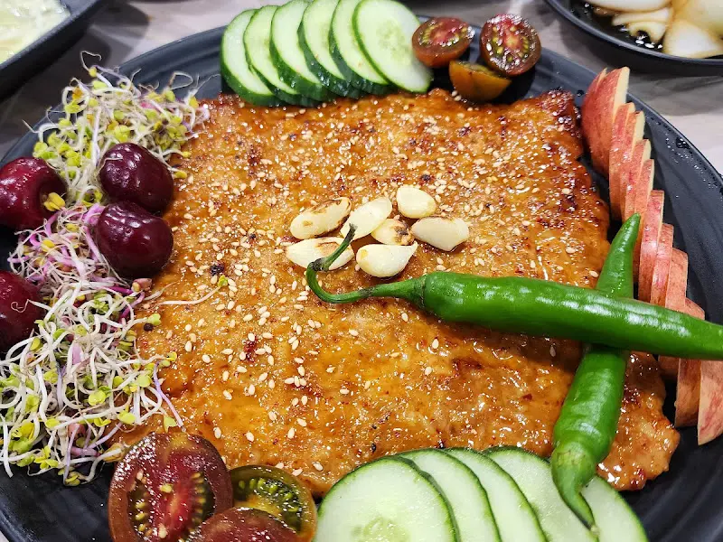 닭불고기와 신선한 채소의 조화