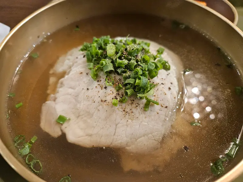 쪽파가 올려진 돼지곰탕