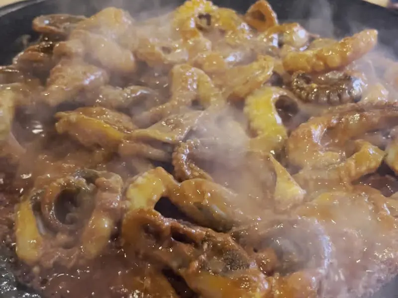 연기가 피어오르는 쭈꾸미 볶음