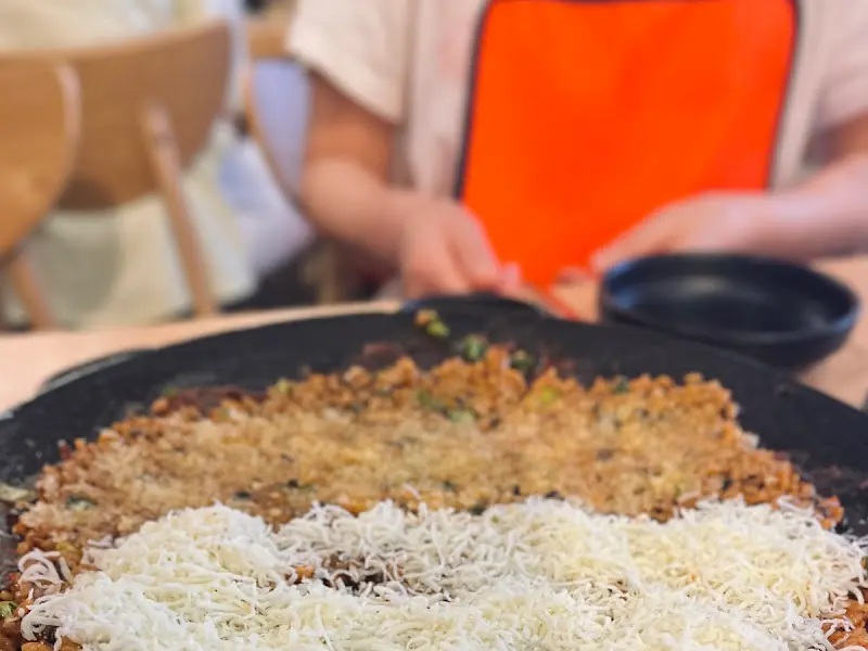 볶음밥 위에 치즈가 듬뿍 뿌려진 모습