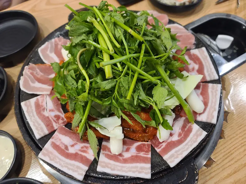 삼겹살과 함께 쭈꾸미 볶음을 즐기는 모습