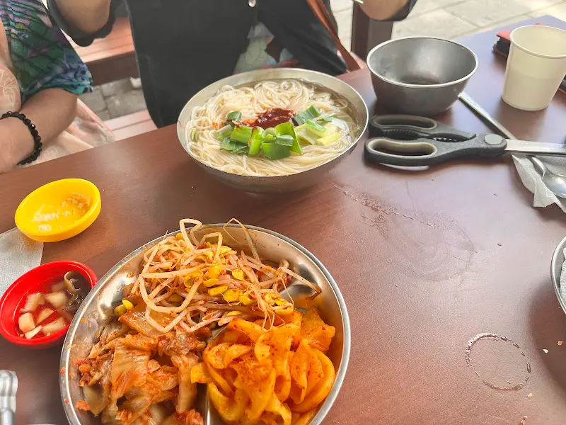 테이블 위에 놓인 국수와 반찬