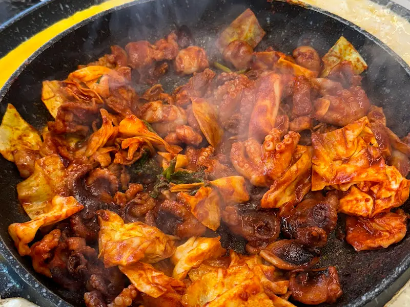 매콤한 양념에 볶아진 쭈꾸미