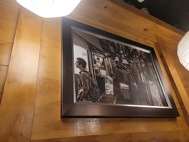 벽에 걸린 흑백 사진