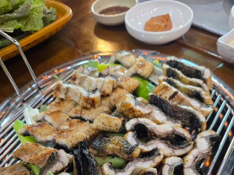 숯불 위에 올라간 장어