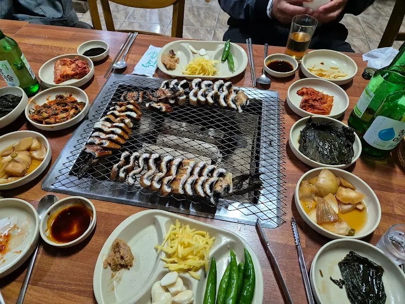 장어와 함께 곁들여 먹는 다양한 밑반찬