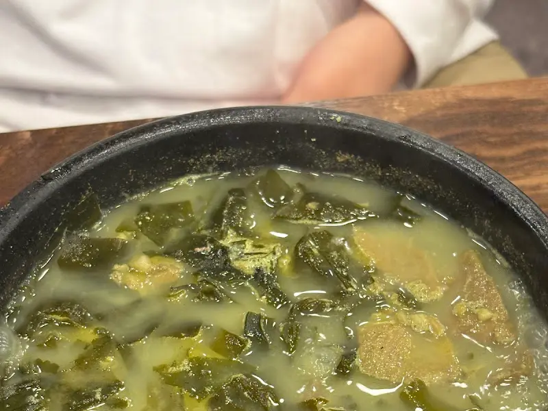 진한 국물이 인상적인 소고기 미역국