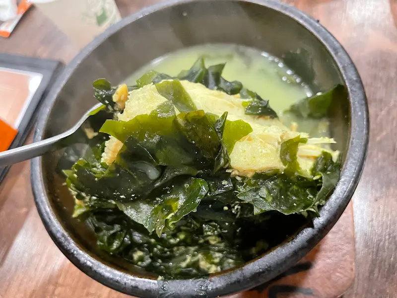 미역과 소고기가 듬뿍 들어간 미역국