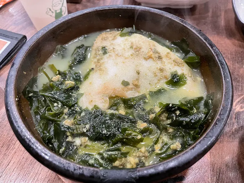 큼지막한 가자미가 통째로 들어간 가자미 미역국