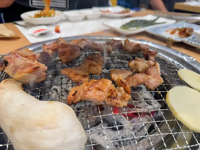 숯불 위에서 구워지는 양념갈비