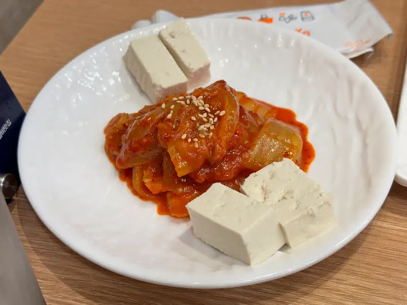 양념에 버무려진 양파 김치와 두부